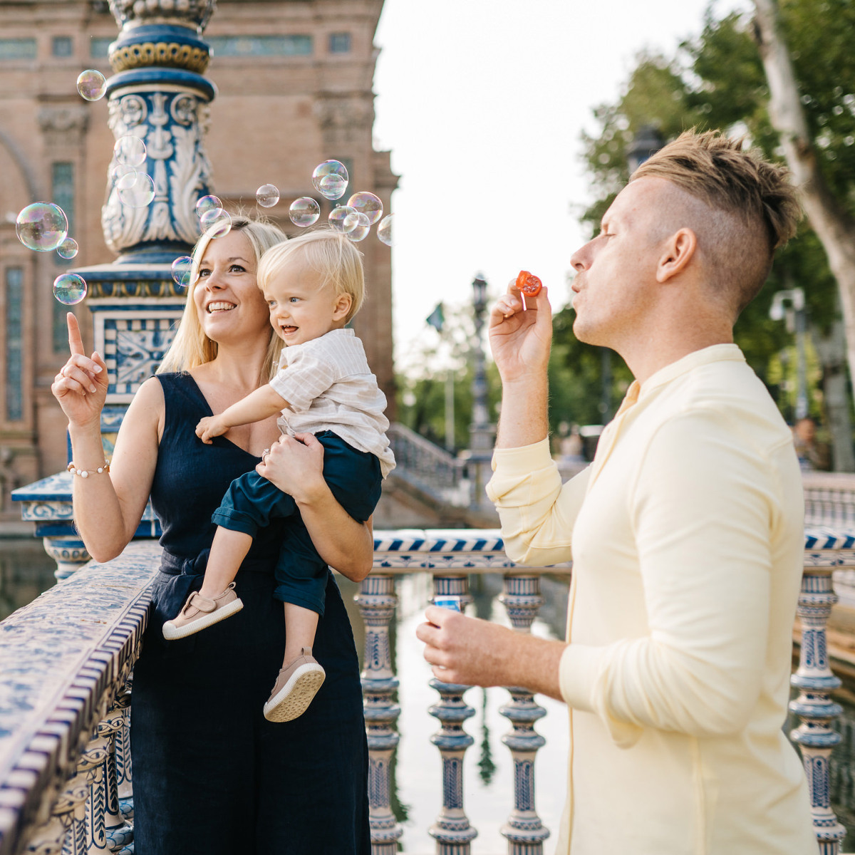 Family photoshoot at Plaza de España in Spain